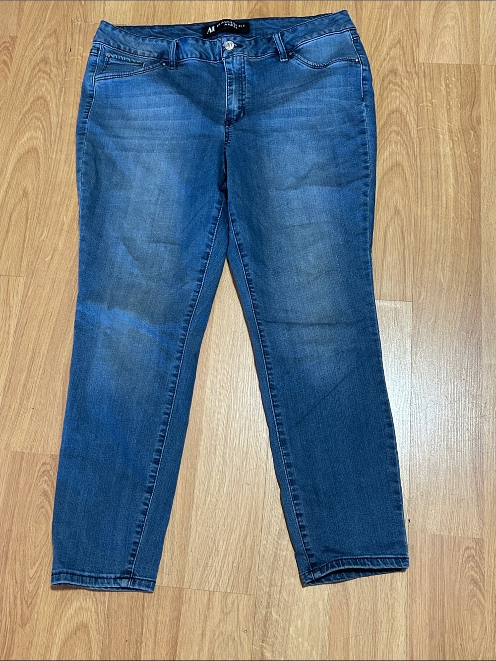 A & I  Women's Medium Blue Ankle Jeans Size 16
